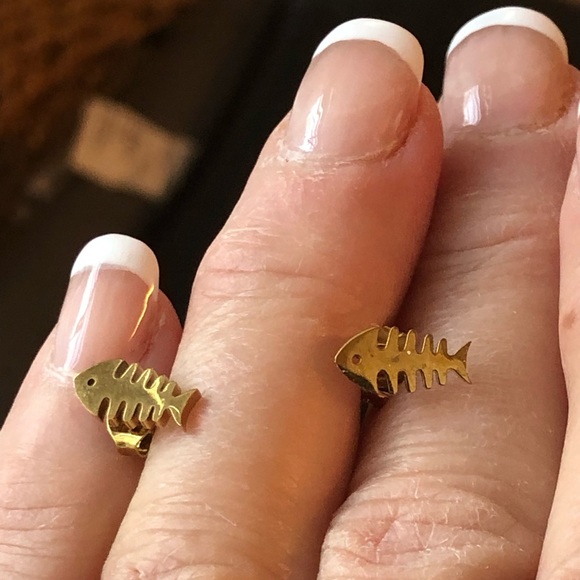 Fishbone earrings stainless steel gold stud - Picture 4 of 4